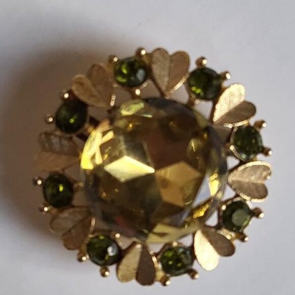VTG AVON SUN BRILLIANTS Faux Peridot Green Flower Gold Tone Brooch Pin - Picture 1 of 3